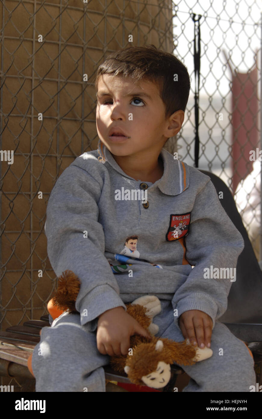 Les soldats de la base d'opérations d'urgence a contribué à Bassorah Mahdi, un 4-year-old boy irakiens blessés lorsqu'un insurgé attaque au mortier a frappé sa maison. Après une évaluation, les soldats de Bassora S/N ont été en mesure d'organiser les consultations avec un neurochirurgien et un ophtalmologiste. (U.S. Photo de l'armée par la CPS. J. Princeville Lawrence) Sauvegarde Mahdi, soldats de l'exploitation d'urgence pour aider le travail de Basra Iraq boy 246430 blessés Banque D'Images