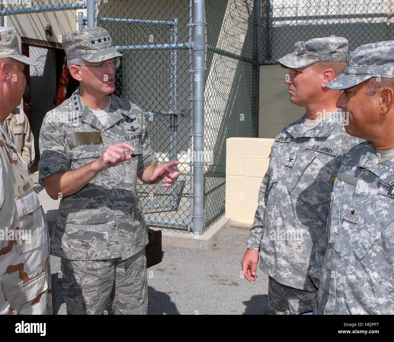 Le général Douglas Fraser, commandant du Commandement Sud des États-Unis, s'exprime d'une cour avec des loisirs de Brig. Le général Rafael O'Ferrall, commandant adjoint de la Force opérationnelle interarmées de Guantanamo et le Colonel Bruce Vargo, commandant de l'Groupe de détention. Fraser, dont la commande inclut la Foi Guantanamo, a visité le groupe de travail conjoint pour rencontrer des membres du service. Le Commandement Sud des États-Unis GITMO 217859 visites générales Banque D'Images