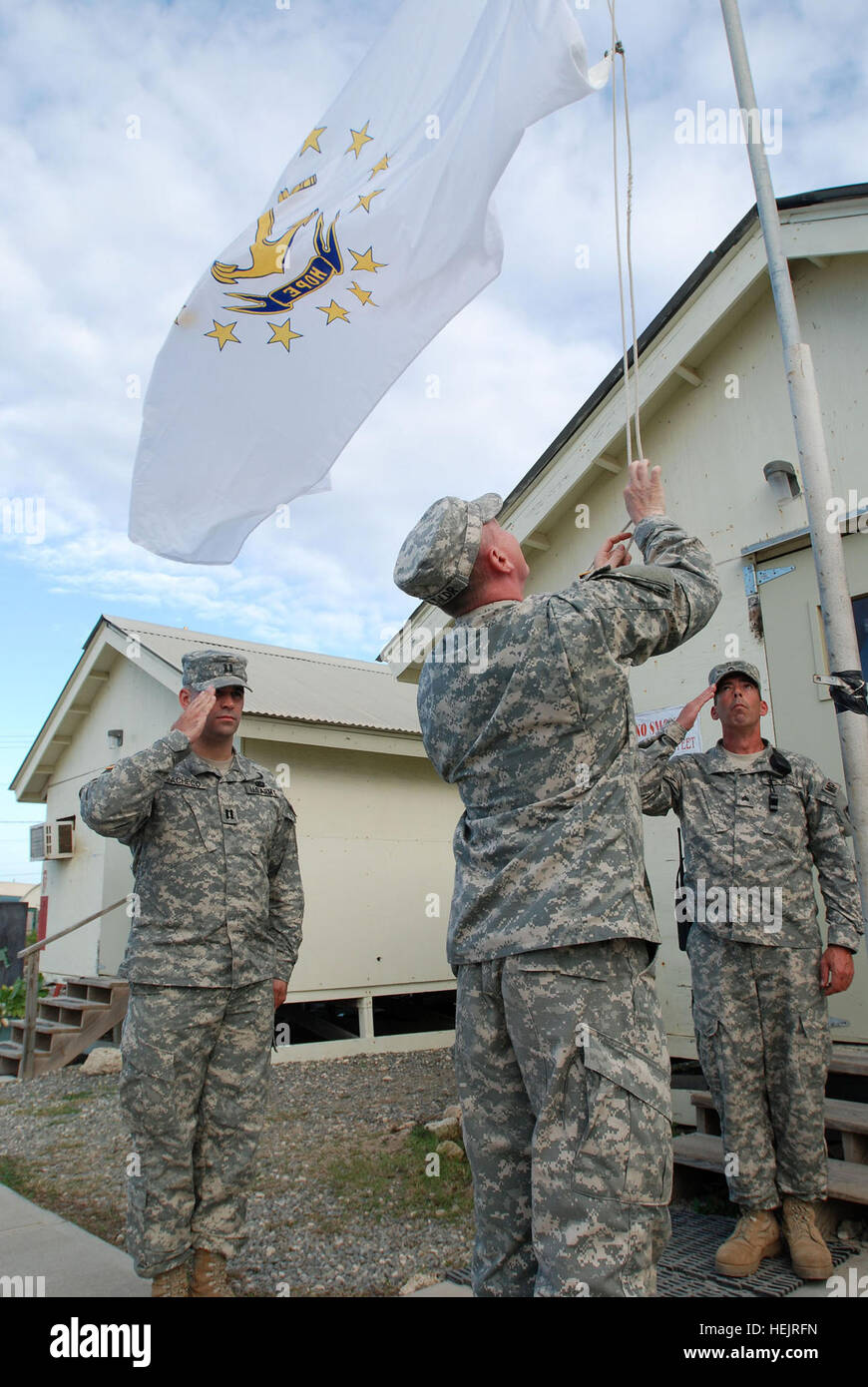 GUANTANAMO BAY, Cuba - Les membres de la 115e Compagnie de Police Militaire salue le Rhode Island drapeau comme il est soulevée dans une cérémonie à l'Équipe spéciale mixte Guantanamo, le 10 novembre 2009. La 115e compagnie MP fait partie de la Garde nationale de Rhode Island qui est le remplacement de la Garde nationale de Porto Rico pour une durée d'un déploiement en tant que siège de la FOI Guantanamo company. Guantanamo la foi mène sûr, humain, juridique et transparent le soin et la garde des détenus, y compris ceux qui ont été condamnés par une commission militaire et ceux commandés libéré par un tribunal. La foi mène des activités de collecte, d'analyse et Banque D'Images