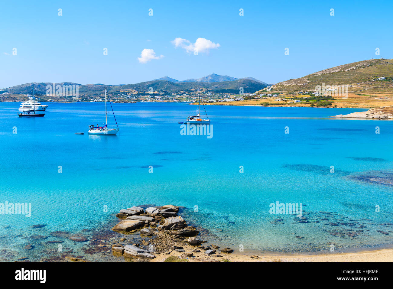 Bateaux à voile sur la mer d'Azur dans la baie de Monastiri sur l'île de Paros, Grèce Banque D'Images