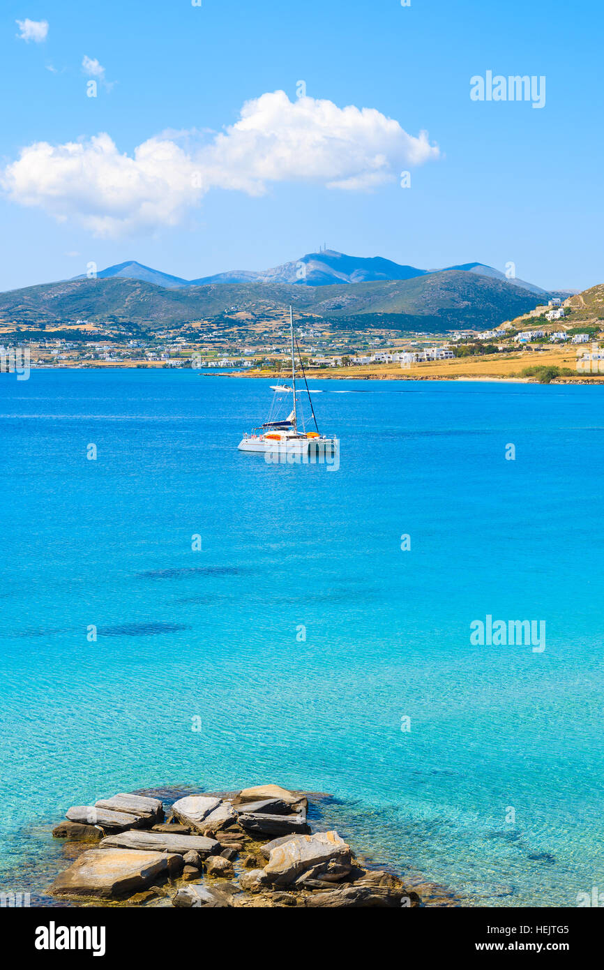 Bateau Catamaran saiing sur la mer d'Azur dans la baie de Monastiri sur l'île de Paros, Grèce Banque D'Images