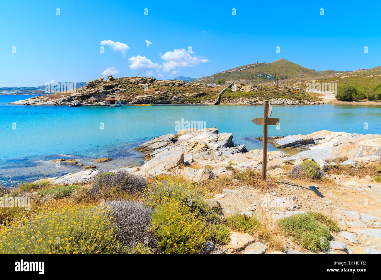 Beau sentier littoral le long d'une mer cristalline de l'eau dans la baie de Monastiri sur l'île de Paros, Grèce Banque D'Images