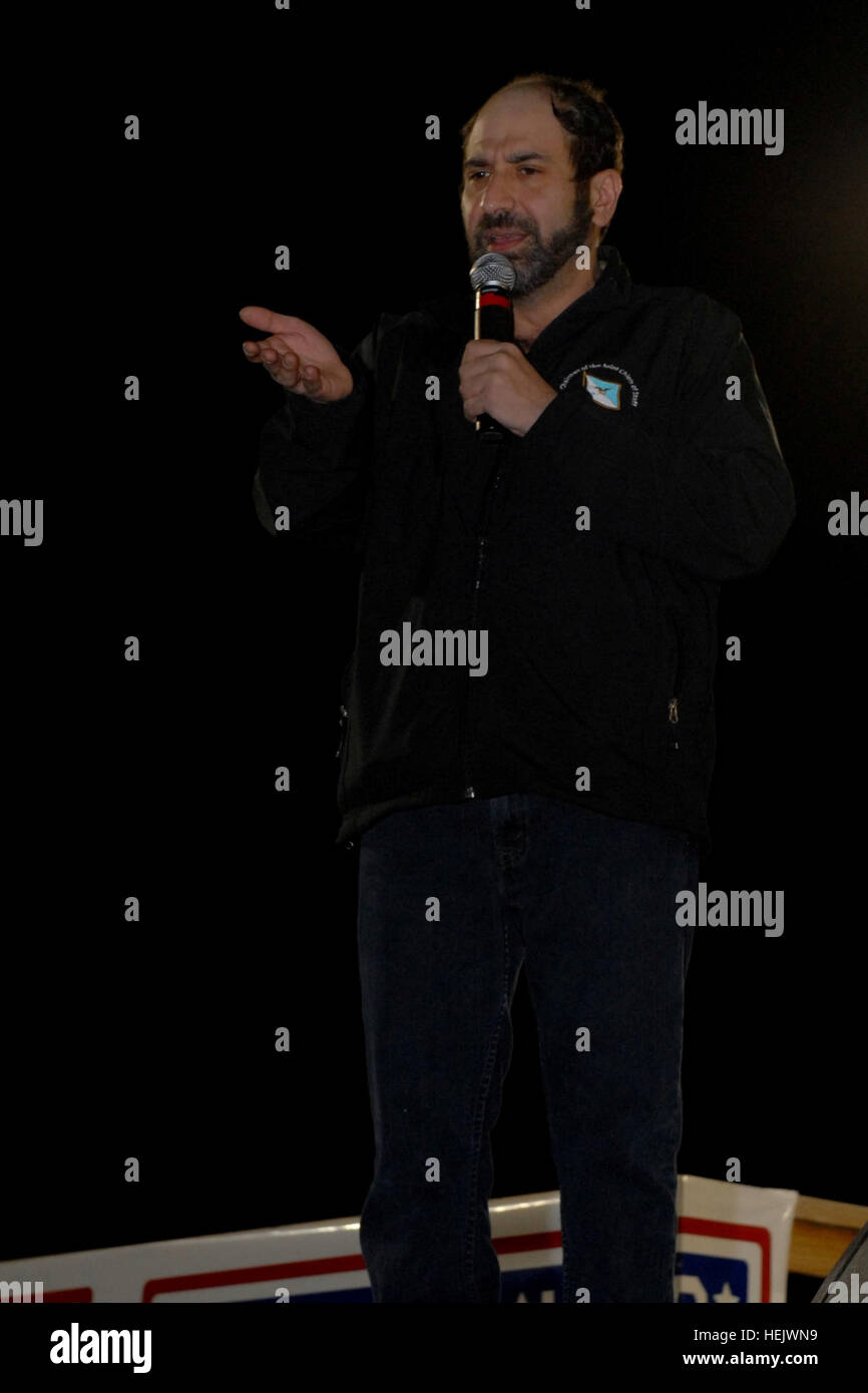 Le comédien Dave Attell divertit les troupes lors d'une visite des troupes de l'USO mis ensemble par ADM. Mike Mullen, président des chefs d'état-major et son épouse, à camp Victory, à Bagdad, l'Iraq, le 18 décembre. Attell rejoint star de tennis Anna Kournikova, coach de tennis Nick Bollettieri, et la vedette de musique country Billy Ray Cyrus dans un usage d' de l'Afghanistan et l'Iraq. (Photo par : Master Sgt. Mark Woelzlein) USO Tour 233164 Maison de Vacances Banque D'Images
