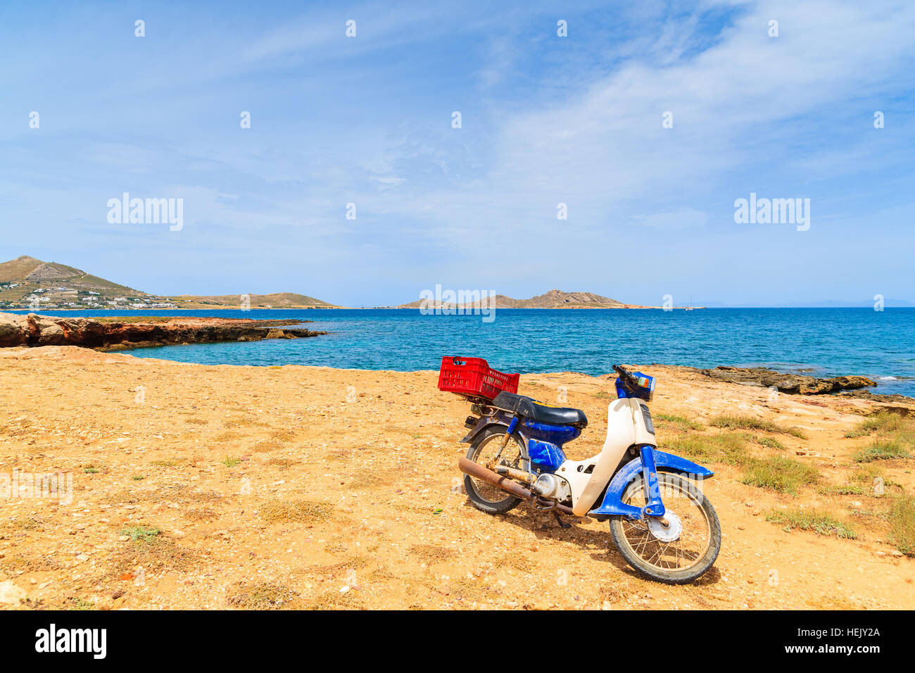 L'île de Paros, GRÈCE - 21 MAI 2016 : old classic scooter garé sur le rivage de l'île de Paros près de Naoussa, Grèce. Banque D'Images