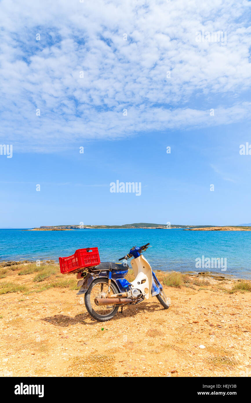 L'île de Paros, GRÈCE - 21 MAI 2016 : old classic scooter garé sur le rivage de l'île de Paros près de Naoussa, Grèce. Banque D'Images