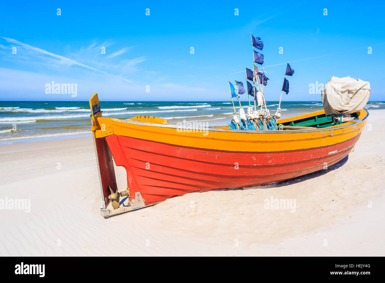 Bateau de pêche colorés sur la plage de sable de Debki, mer Baltique, Pologne Banque D'Images