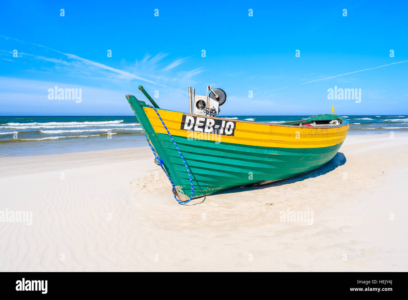 La mer Baltique, la Pologne - JUN 18, 2016 : bateau de pêche colorés sur la plage de sable de Debki, la mer Baltique, la Pologne. Banque D'Images