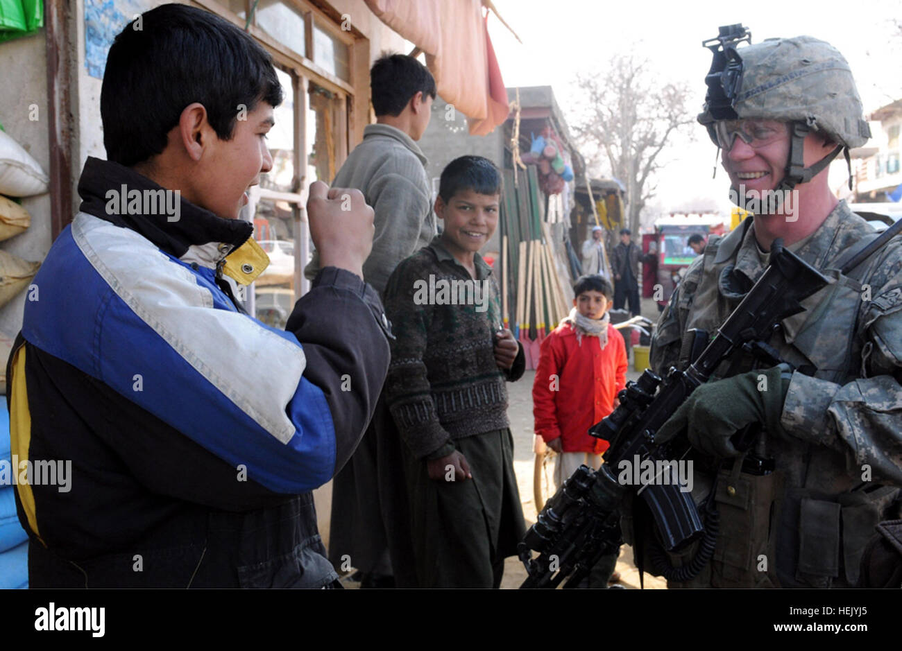 La province de Parwan, Afghanistan - Armée américaine Sgt. Matthieu Nesheim, de Northwood, N.D., affecté à la Division 82e Bataillon des troupes spéciales, la Société B, 2e Peloton, Task Force Gladius, Task Force Cyclone, parle avec un jeune garçon lors d'une patrouille dans le village de Bagram, la province de Parwan, à l'Afghanistan, le 4 février. Le terrain de l'équipe fournit des évaluations et village facilite la compréhension culturelle de la zone d'opérations. (Photo de la CPS de l'armée américaine. Charles J. Thompson, 300e Détachement des affaires publiques mobiles) HTT mène des évaluations culturelles 247912 Banque D'Images