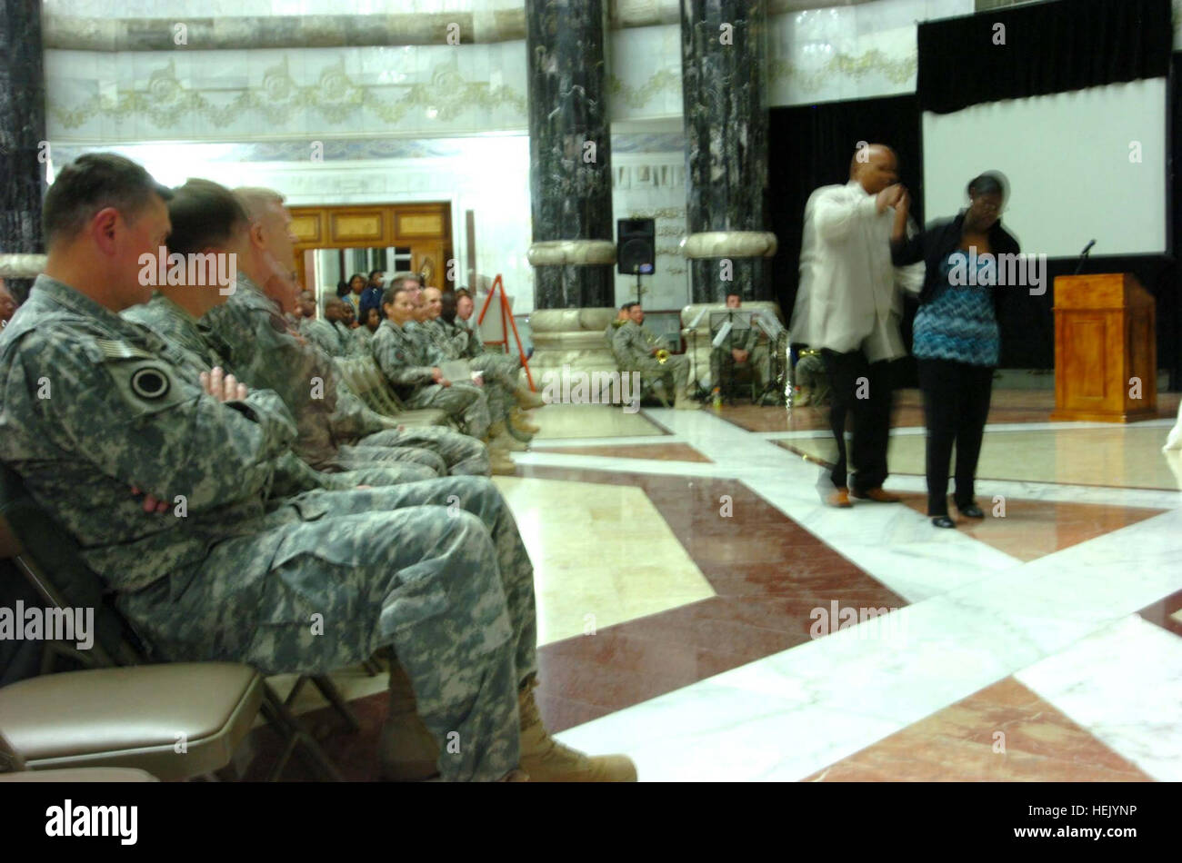 Le soir du 5 février, les troupes américaines se rassemblent dans la rotonde du Palais Al Faw Bagdad, l'Iraq, comme l'égalité des chances est titulaire d'un programme de respect de l'histoire des Noirs en l'honneur du Mois de l'histoire des Noirs. Célébration de l'histoire des Noirs 100205-A--077 Banque D'Images