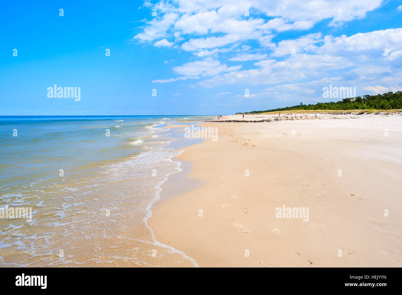 Les vagues de la mer sur la plage de sable blanc Debki, mer Baltique, Pologne Banque D'Images