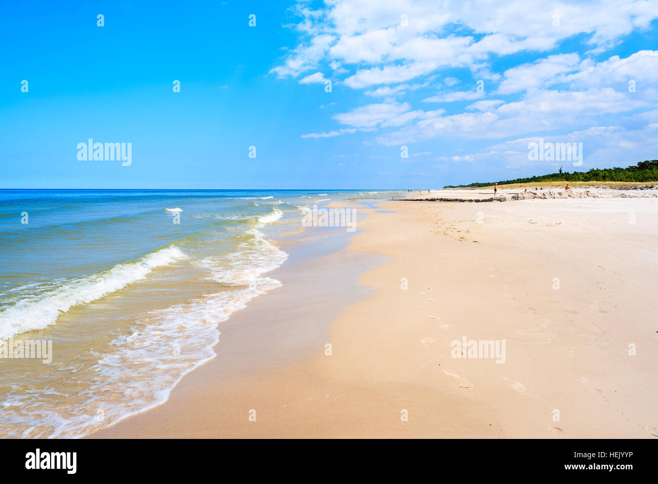 Les vagues de la mer sur la plage de sable blanc Debki, mer Baltique, Pologne Banque D'Images