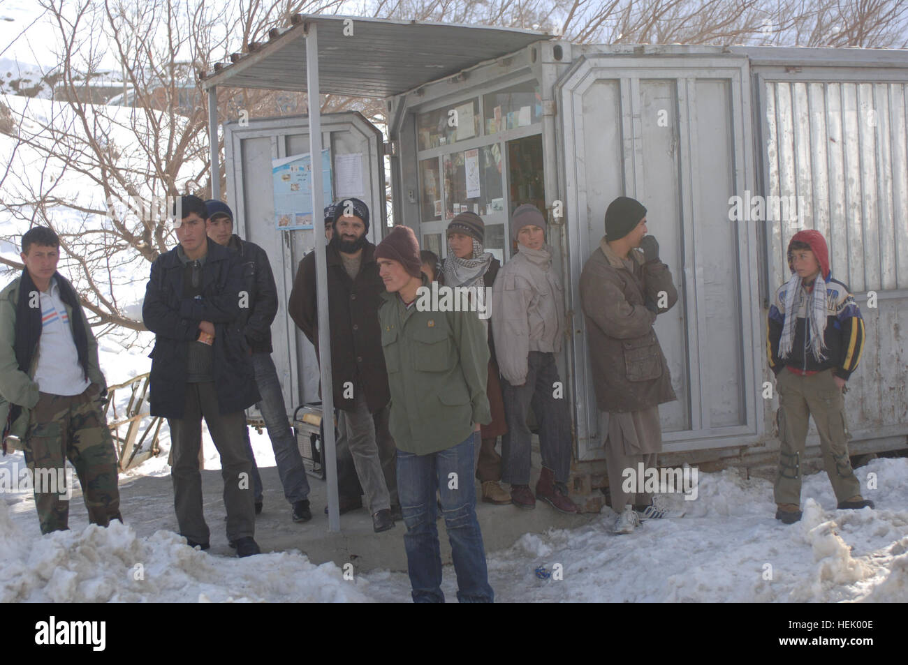 Les hommes afghans devant leur magasin sur le chemin qui mène à l'tunnel de Salang. Les membres de la Compagnie de la Police militaire de la 410th de Fort Hood, au Texas, a livré des marchandises à l'aide humanitaire locale afghane dans le district de Salang ressortissants de l'Afghanistan, le 10 février. L'opération Enduring Freedom 250307 Banque D'Images