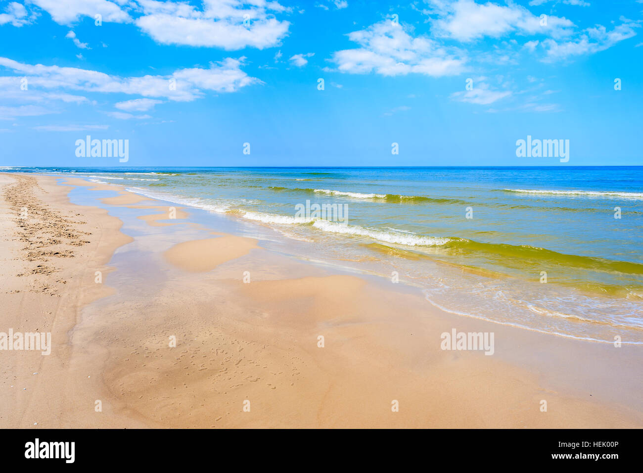 Les vagues de la mer sur la plage de sable blanc Debki, mer Baltique, Pologne Banque D'Images