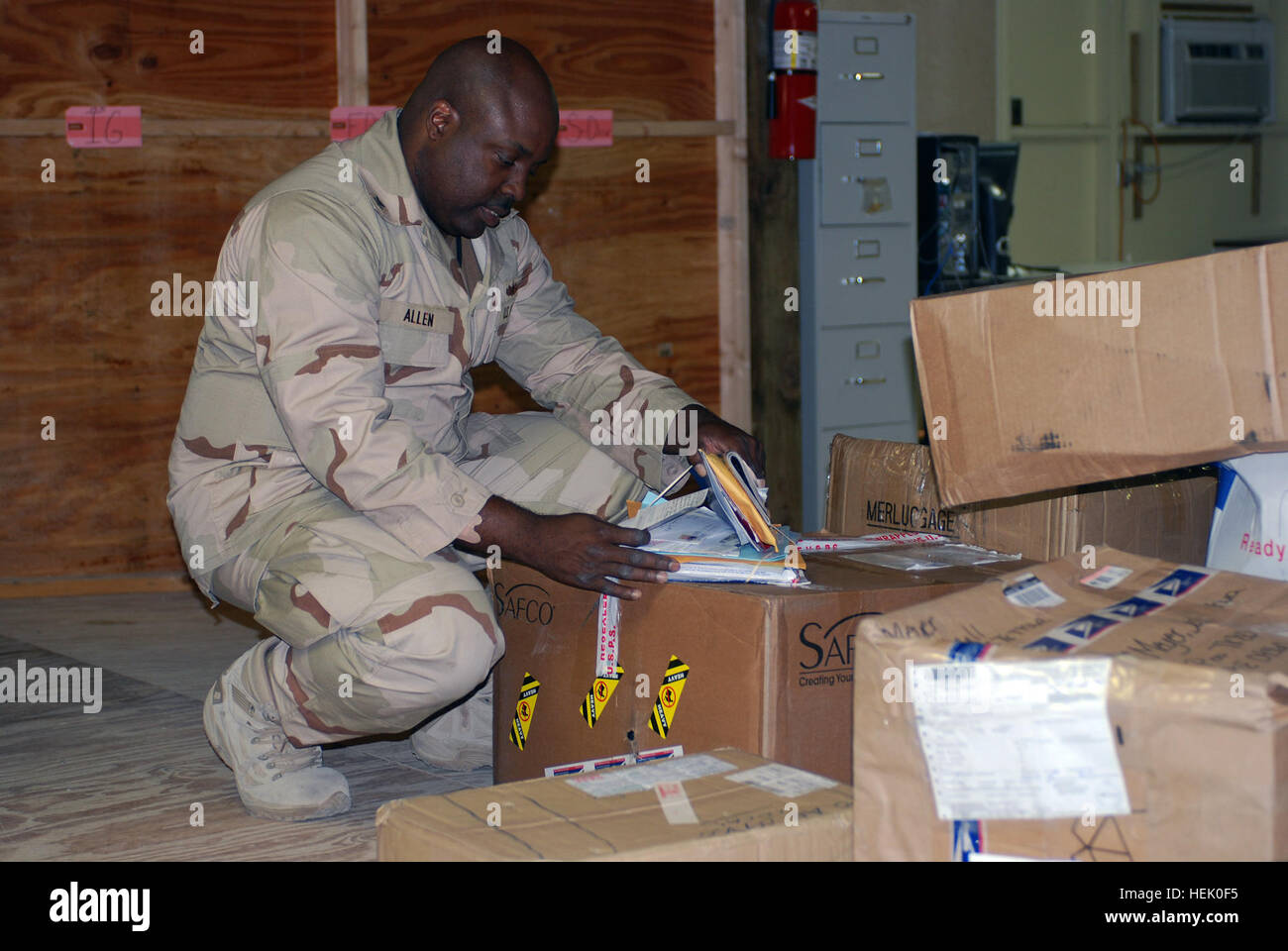 Le Maître de 2e classe de la marine Mark Allen trie le courrier de troopers à la Task Force conjointe Bureau de poste, 21 avril 2008. Travailleurs et travailleuses des postes ici trier quelque 6 000 livres de courrier par semaine. JTF Guantanamo effectue des soins sécuritaires et humaines et la garde des combattants ennemis. La foi mène des opérations d'interrogatoire pour recueillir du renseignement stratégique à l'appui de la guerre mondiale contre le terrorisme et prend en charge l'application de la loi et les enquêtes sur les crimes de guerre. Guantanamo la foi s'est engagé à assurer la sécurité et la sécurité de l'American service members et les civils qui travaillent à l'intérieur de sa détention. Tâche commune pour Banque D'Images