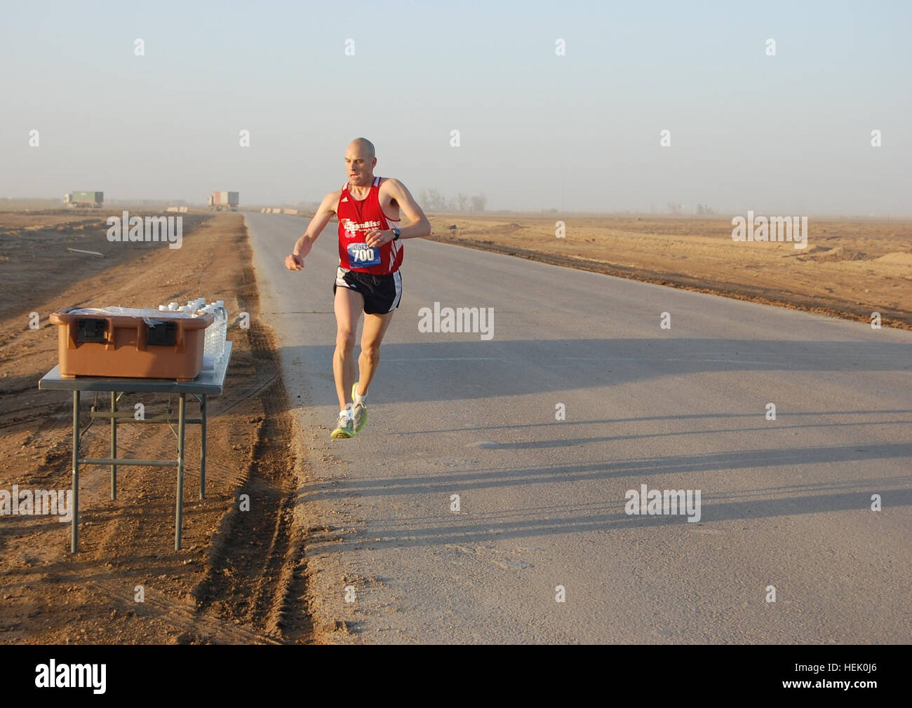 Le Sgt. Derek Miller, Hummlestown, Pa., atteint pour une tasse d'eau à la 9-mile marker pour le satellite de la course Semi-Marathon de El Paso, le 27 février, à la base d'opérations d'urgence, l'additionneur de l'Iraq. Miller est un pilote pour le sergent-major de commandement des troupes spéciales 4e Bataillon, 4e Brigade, 1st Armored Division déployés à partir de Fort Bliss, Texas, près d'El Paso. Des soldats participent à une El Paso en Iraq - 255349 Banque D'Images