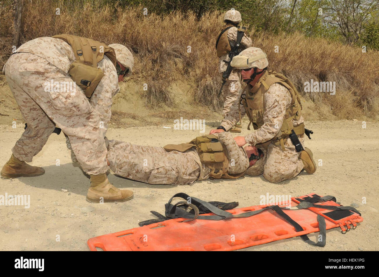 GUANTANAMO BAY, Cuba - Circuit du Corps des Marines. Kody G. Lowry (à gauche) et la Marine Hospital Corpsman 2e classe Stephen D. Lambert, avec Marine Corps Forces de l'entreprise, fournir des soins médicaux au cours d'un exercice d'entraînement à bord de la station navale des États-Unis à Guantanamo Bay, le 31 mars 2010. Le Marine Corps des gardiens de la station navale de l'entreprise et prend en charge des missions de sécurité de la Force opérationnelle interarmées de Guantanamo. Guantanamo la foi mène sûr, humain, juridique et transparent le soin et la garde des détenus, y compris ceux qui ont été condamnés par une commission militaire et ceux commandés libéré par un tribunal. La foi mène des renseignement) Banque D'Images
