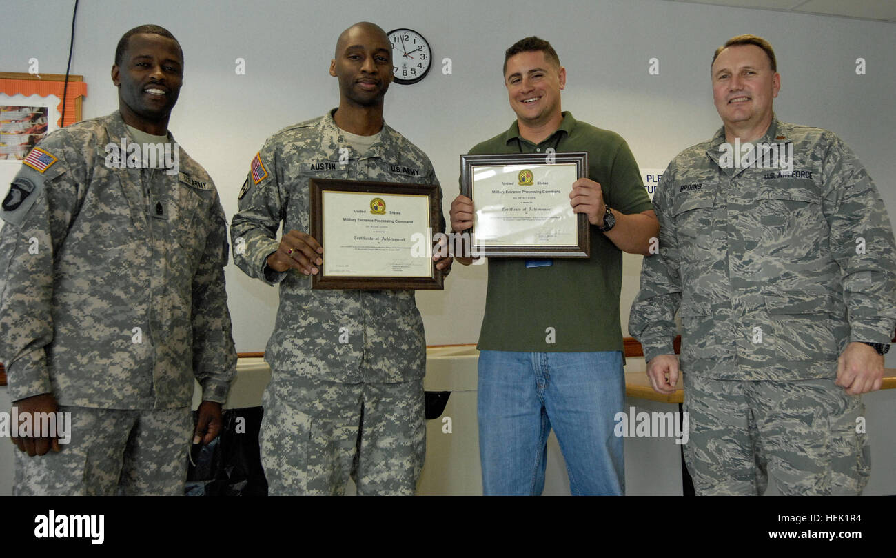 Le personnel de la station de traitement d'entrée militaire situé à Base-McGuire-Dix-Lakehurst, N.J., a pris un moment pour reconnaître deux de leurs meilleurs employés. La 1ère Armée américaine Sgt. Keith Stewart de Nigton, Texas, et les députés de l'Armée de l'air commandant Major Jerry Brooks de liberté, N.H., flanquent le sous-officier responsable du trimestre et civil du trimestre au cours d'une cérémonie le 31 mars. Trenton, New Jersey's, propre Sgt. 1re classe Wayne Austin, sous-officier médical, la norme en matière de personnel militaire dans l'organisation. Technicien médical Jeff Rader, un résident de Princeton, N.J., a représenté le c Banque D'Images