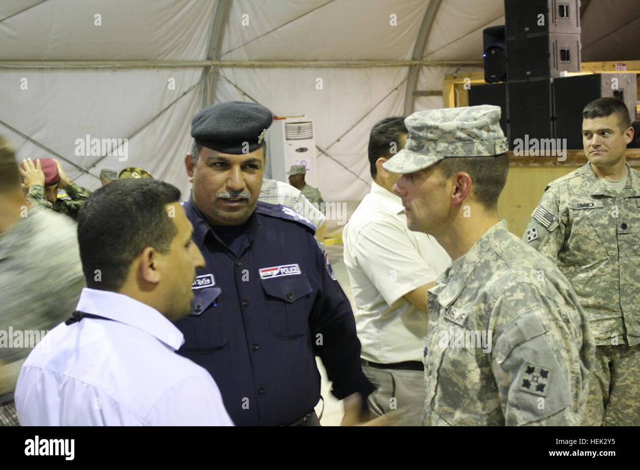 Le lieutenant-Colonel Jonathan Howerton, commandant du 3e Bataillon, 29e Régiment d'artillerie, des entretiens avec un chef de la police irakienne après le transfert de partenariat sur la base d'opérations d'urgence cérémonie Adder, de l'Iraq. Meneurs commencer 4th, 279790 déploiement final de l'Iraq Banque D'Images