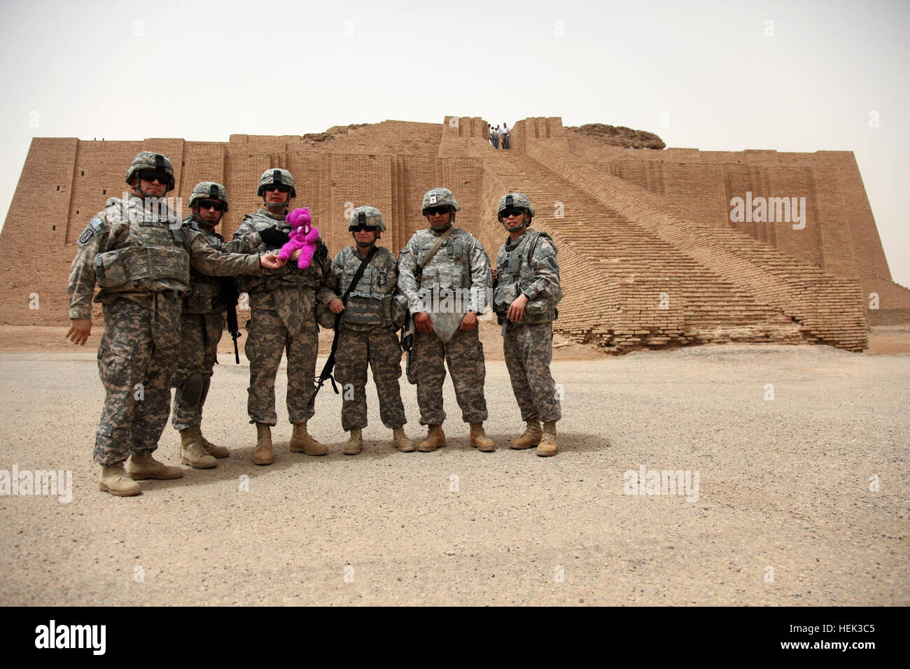 Les aumôniers de l'armée américaine et leurs assistants à partir de la 17e brigade des incendies visiter la ziggourat d'Ur, l'Irak, près de la base d'opérations d'urgence Adder, le 18 mai. La ziggourat fut construit par le roi Ur-nammou comme lieu de culte au 21e siècle avant J.-C. et aujourd'hui après plus de 4 000 ans, il est l'un des plus préservés de la structures Neo-Sumerian ville d'Ur. L'opération Iraqi Freedom 284465 Banque D'Images