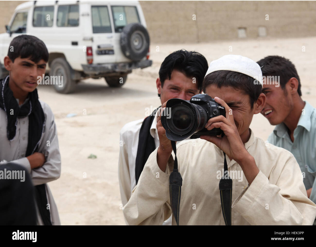 Un jeune garçon Afghan utilise un appareil photo pour prendre une photo pendant l'Équipe spéciale gris fer visite dans un camp de réfugiés à côté Mehtar Lam Ville, province de Laghman, Afghanistan, le 02 juin. L'objectif de la visite est d'apprendre à connaître les habitants du camp de réfugiés ainsi que pour les mettre en contact plus étroit avec le gouvernement afghan. Nous, soldats afghans visiter Mehtar Lam 288051 Banque D'Images