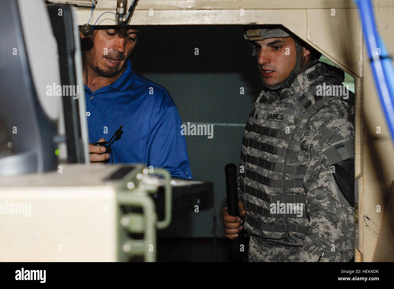 Scott Gurnett (à gauche), un guerrier chef formateur Compétences à Fort Hood's Battle Command Training Centre, indique le Sgt. Zachary James, un mécanicien avec F l'avant Support Société, 215e Bataillon de soutien de la Brigade, 3e Brigade Combat Team, 1re Division de cavalerie sur l'utilisation d'une force bleue Tracker dans un simulateur de véhicule. Les forgerons de l'aide de simulateurs de formation 296481 convoi conduite Banque D'Images