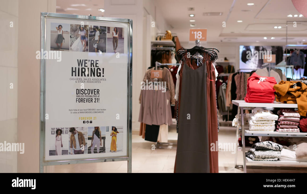 Nous recrutons pour toujours chanter à l'entrée du magasin 21 Banque D'Images