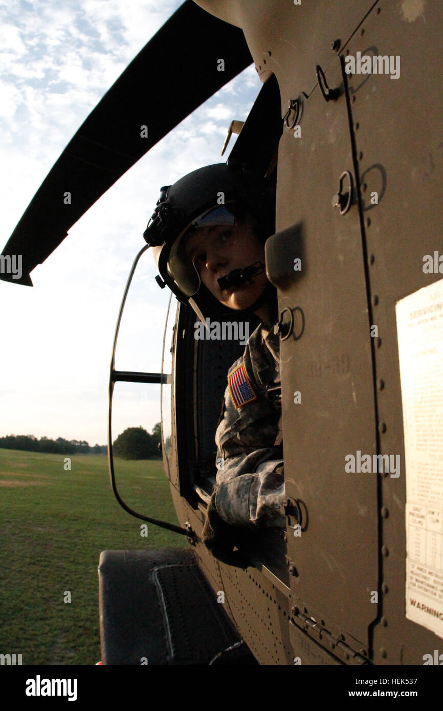 Chef de l'équipe de Black Hawk, 1er lieutenant Bethanie Schultz, vérifie l'arrière de son hélicoptère pendant l'atterrissage et au Fort AP Hill, en Virginie, les unités d'aviation de la Garde nationale de la Virginie de l'ouest du Kansas, et en Pennsylvanie ont fourni un appui aérien à la FOI-Jamboree Scout National tout au long de l'événement. La FOI-NSJ a pour objectif de fournir un soutien militaire professionnel et d'un coffre-fort et d'un environnement sûr pour les scouts et les visiteurs pendant l'événement. Le ministère de la Défense à l'effort de présence et souligne l'engagement de NSJ la jeunesse du pays. 2010 Jamboree Scout National 306263 Banque D'Images