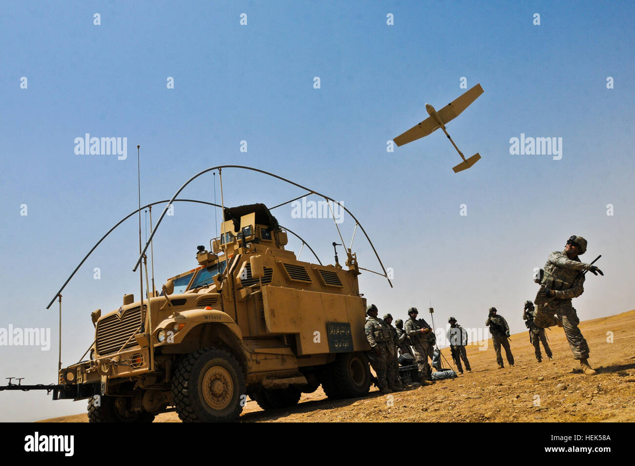 Les soldats de la bataille des Rois, 1-9 FA, 2e Brigade Combat Team lourds, 3e Division d'infanterie, se préparer à lancer une petite batterie appelé un avion d'un Corbeau pour recueillir des renseignements du ciel pendant le fonctionnement en mesure d'entreprendre un peu de kilomètres de Mossoul en Irak, le 5 août. Rois bataille - opération entreprise mesure 322831 Banque D'Images