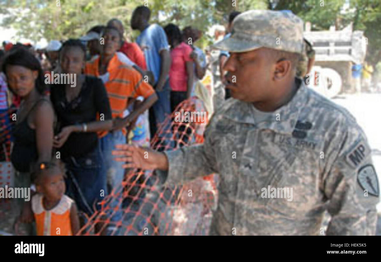 Le caporal de la Garde nationale de l'Indiana. Raymond Brightwell, 384e Compagnie de Police Militaire de Bloomington, Ind., compte le nombre de personnes d'atteindre un niveau de préparation médicale site où ils recevront un traitement gratuit pour leurs maux à Gonaïves, Haïti, le 30 août 2010. Le site médical est un cadre de l'opération de Nouveaux Horizons Haïti 2010 Task Force Kout Men, un Commandement sud des États-Unis a parrainé la formation conjointe de l'exercice. La 381e Compagnie de Police militaire avec la 738 e Compagnie médicale, était également sur place en Haïti pour soutenir les efforts de secours. Il n'y mais pour la grâce 319927 Banque D'Images