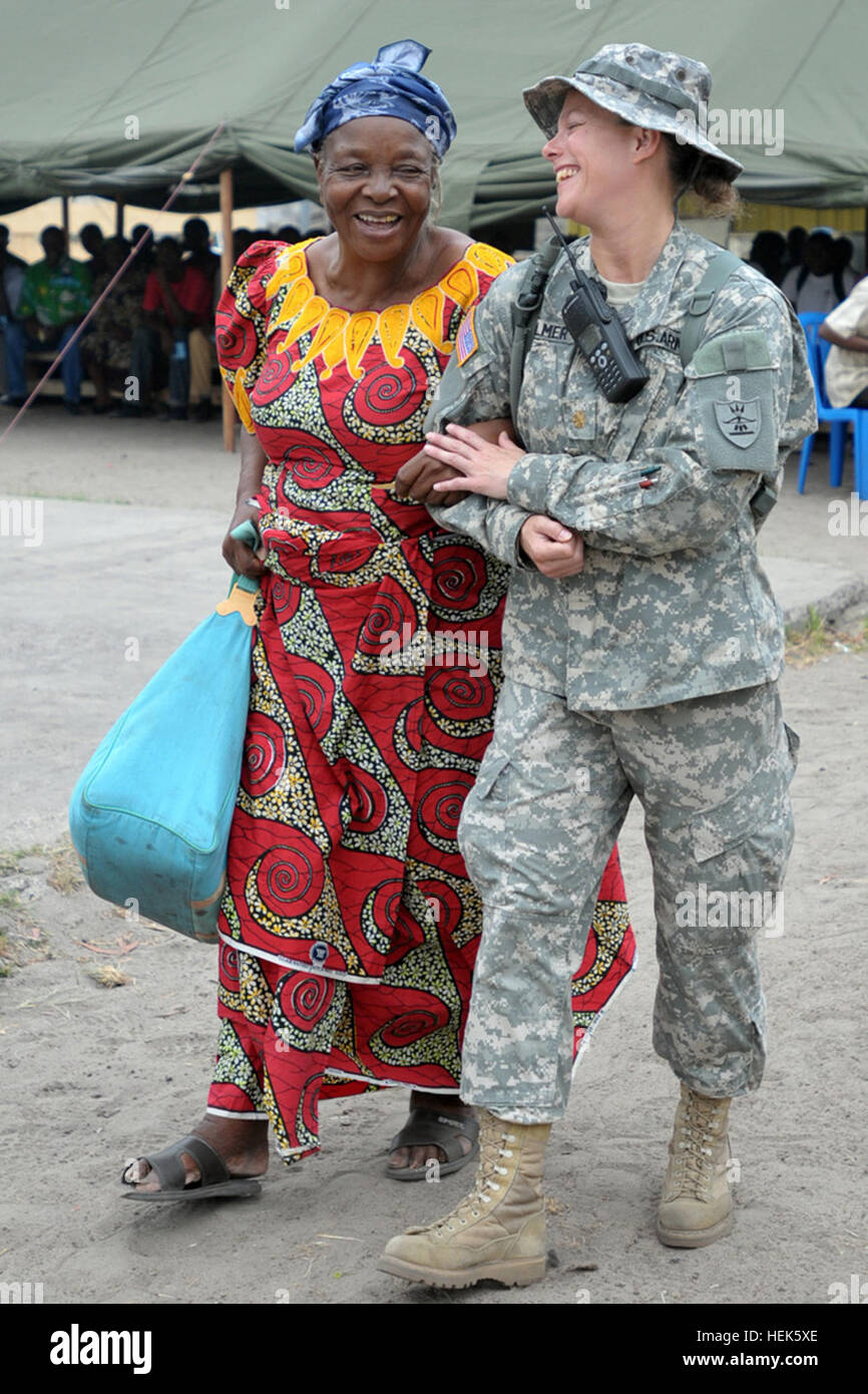 Le major Angie Allmer de Jamestown, N.D, une infirmière avec la Garde nationale du Dakota du Nord, état du détachement médical à Bismarck, aide un Kinshasa, République démocratique du Congo résidant à la salle d'attente médicale le 14 septembre. Allmer est partie de MEDFLAG 10, un exercice avec les membres du personnel médical militaire et les Forces armées de la République démocratique du Congo, en fournissant une aide humanitaire à la population locale. MEDFLAG 10 319366 Site d'action civique, humanitaire Banque D'Images