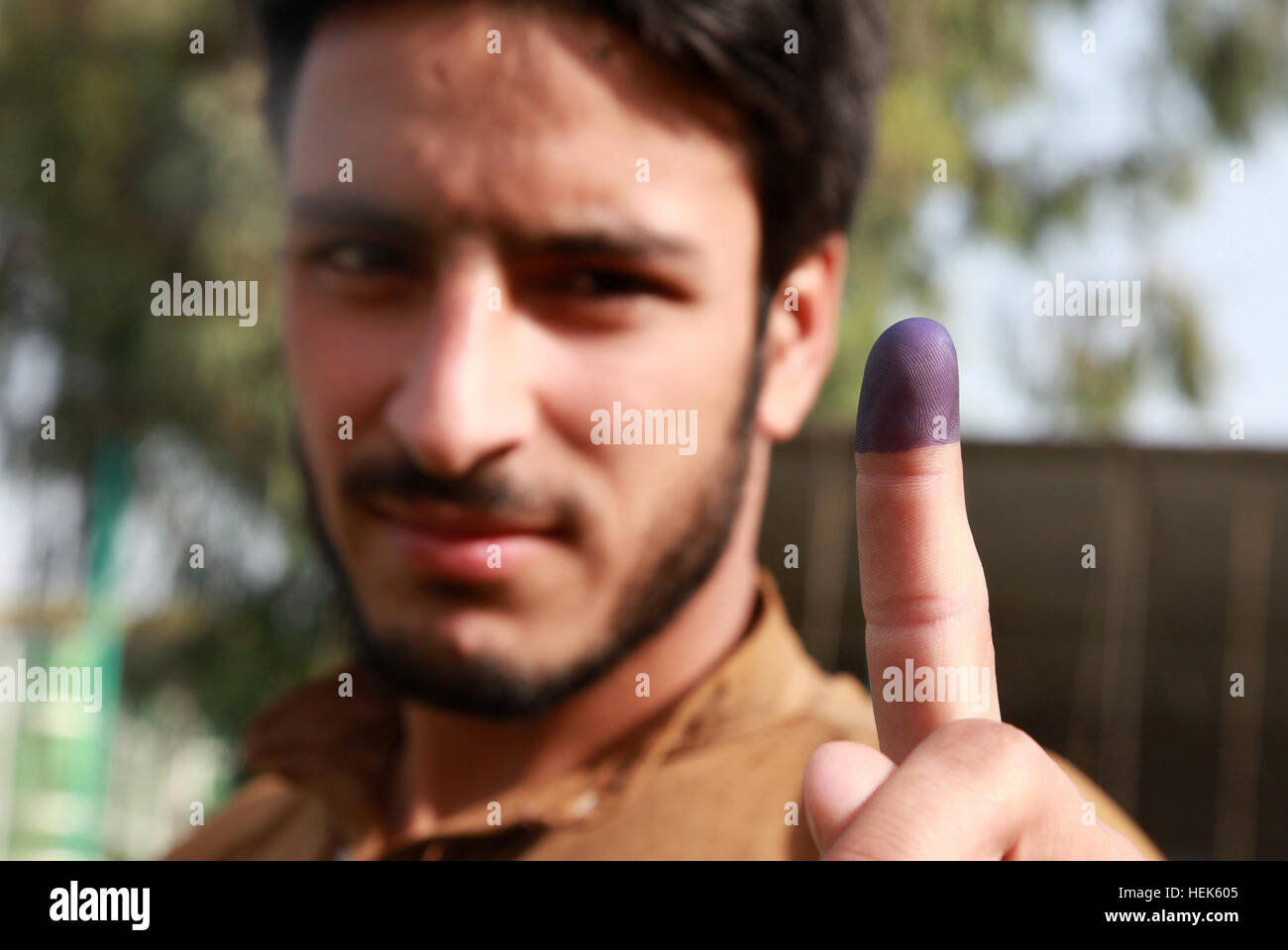 Un Afghan affiche l'encre utilisée pour voter dans un centre de vote dans Matun District, province de Khost, en Afghanistan, le 18 septembre. 320568 Élections Banque D'Images