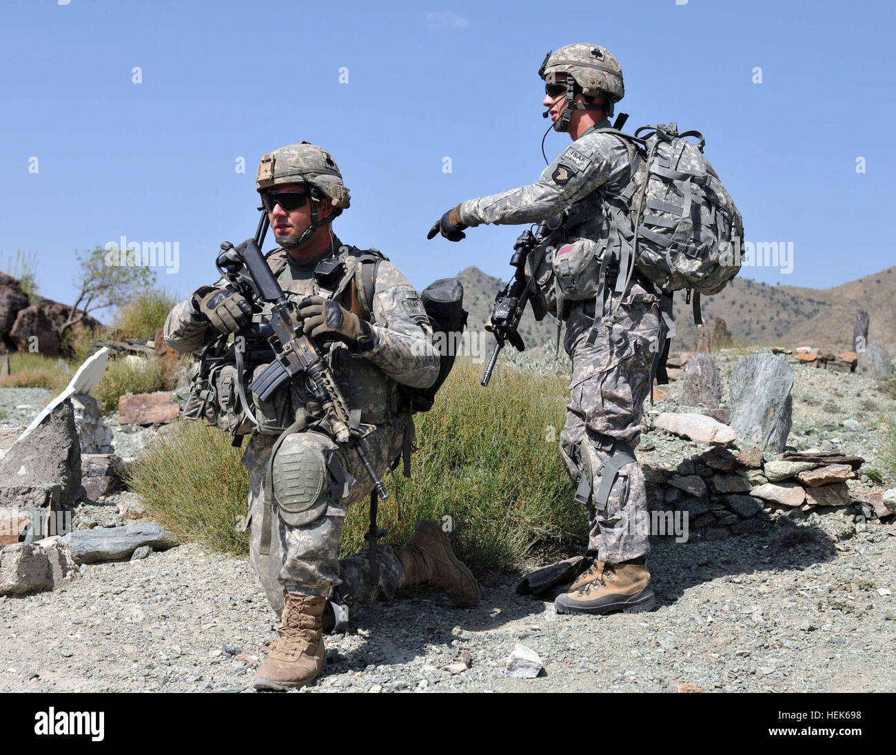 La 1ère Armée américaine, le lieutenant Dan J. Konopa, de Kokomo, Indiana, un chef de section, dirige ses soldats de l'armée américaine tandis que la CPS. Jeremy R. Tetrick, de Glennville, Ga., un observateur avancé fournit la sécurité, le 27 septembre. Les deux hommes sont avec le 1er peloton, Compagnie D, 2e Bataillon, 327e Régiment d'infanterie, Task Force Spartan. Le peloton occupé conjointement un avant-poste de la police frontalière afghane dans le district de Goshta est de l'Afghanistan, la province de Nangarhar, dans le but d'effectuer des opérations défensives et effectuer les améliorations de la sécurité à l'avant-poste. (Photo prise par le sergent de l'armée américaine. Albert L. Kelley, Mobile 300e Détachement des affaires publiques) Banque D'Images