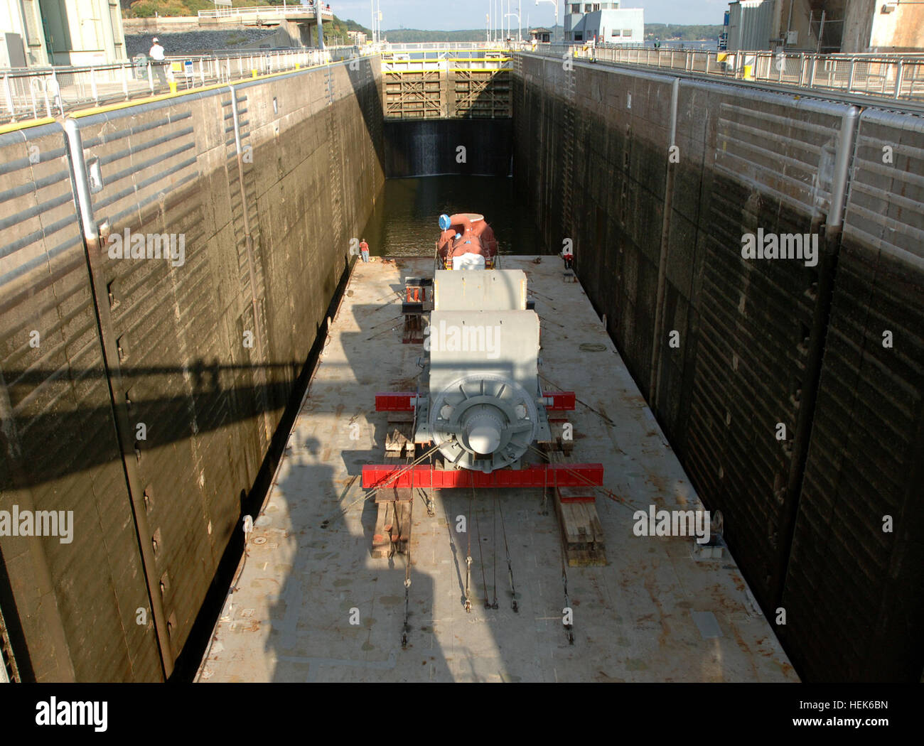 Une barge transportant un générateur de 750 000 livres et 500 000 livres pour turbine la Tennessee Valley Authority, pénètre dans la serrure Chickamauga à Chattanooga, au Tennessee, le 29 septembre, 2010. La barge est la position dans le système de navigation de la rivière Tennessee à destination de la centrale à cycle combiné John Sevier dans Hawkins Comté. (Photo par USACE Lee Roberts) cargaison lourde confirme la valeur de la voie navigable du pays 326488 Système de livraison Banque D'Images