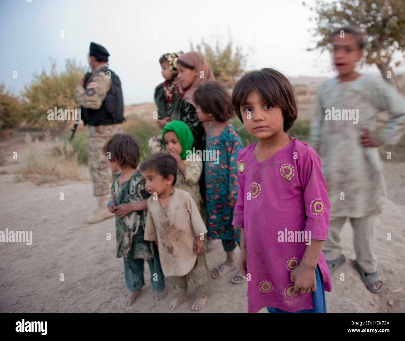 Les enfants afghans se rassemblent près des policiers avec 2e Bataillon, 3e de l'ordre civil afghan, Brigade de police lors d'une patrouille le 27 octobre, avec les Forces spéciales dans le district de Zhari, dans la province de Kandahar, Afghanistan. L'ANCOP de 2e Bn. font équipe avec les membres du Groupe de travail Opérations Spéciales - Sud. ANCOP, le nouveau visage de la sécurité dans la province de Kandahar, district de Zhari 335793 Banque D'Images