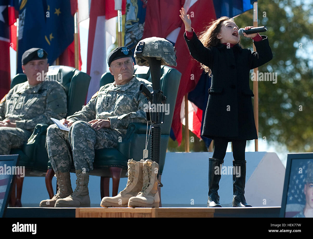 Un enfant chante 'La prière' au cours d'une cérémonie du souvenir à Fort Hood, au Texas, le 5 novembre 2010. La cérémonie commémorant la vie de 13 personnes qui sont mortes dans un attentat à l'installation le 5 novembre 2009. (DoD photo par D. Myles Cullen, U.S. Army/libérés) 101105-A-0193C-014 (5160318610) Banque D'Images