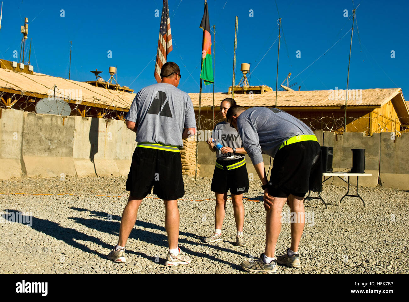 Étirement des soldats en prévision de la 173e Airborne Brigade Combat Team's exécutant du troupeau le 8 novembre à la base d'opérations avancée de la tige. L'événement coïncide avec une course du même nom à Warner Barracks, Bamberg, Allemagne, qui est tenu d'honorer les soldats du ciel sont tombés au combat. L'honneur des soldats tombés au cours du fonctionnement de la harde du jarret FOB 337971 Banque D'Images