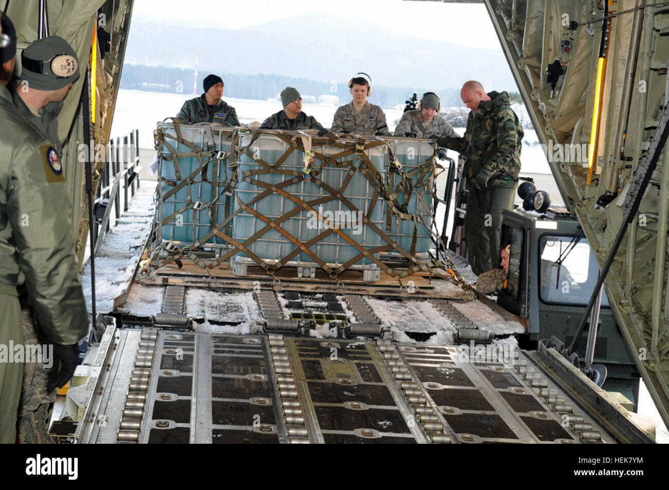 BASE AÉRIENNE DE RAMSTEIN, Allemagne -- palettes de produits ignifuges sont chargées à bord d'un C-130J Super Hercules à destination de Isreal Dec.4. Des Etats-unis en Europe (USEUCOM) et l'US Air Forces in Europe (USAFE) composant principal de transporter 20 tonnes de produit ignifuge pour l'appui d'Israël les incendies de réponse. (Photo US Army par SFC, Marvin L. Daniels.)/la libération d'appui d'Israël Feux Réponse 346377 Banque D'Images