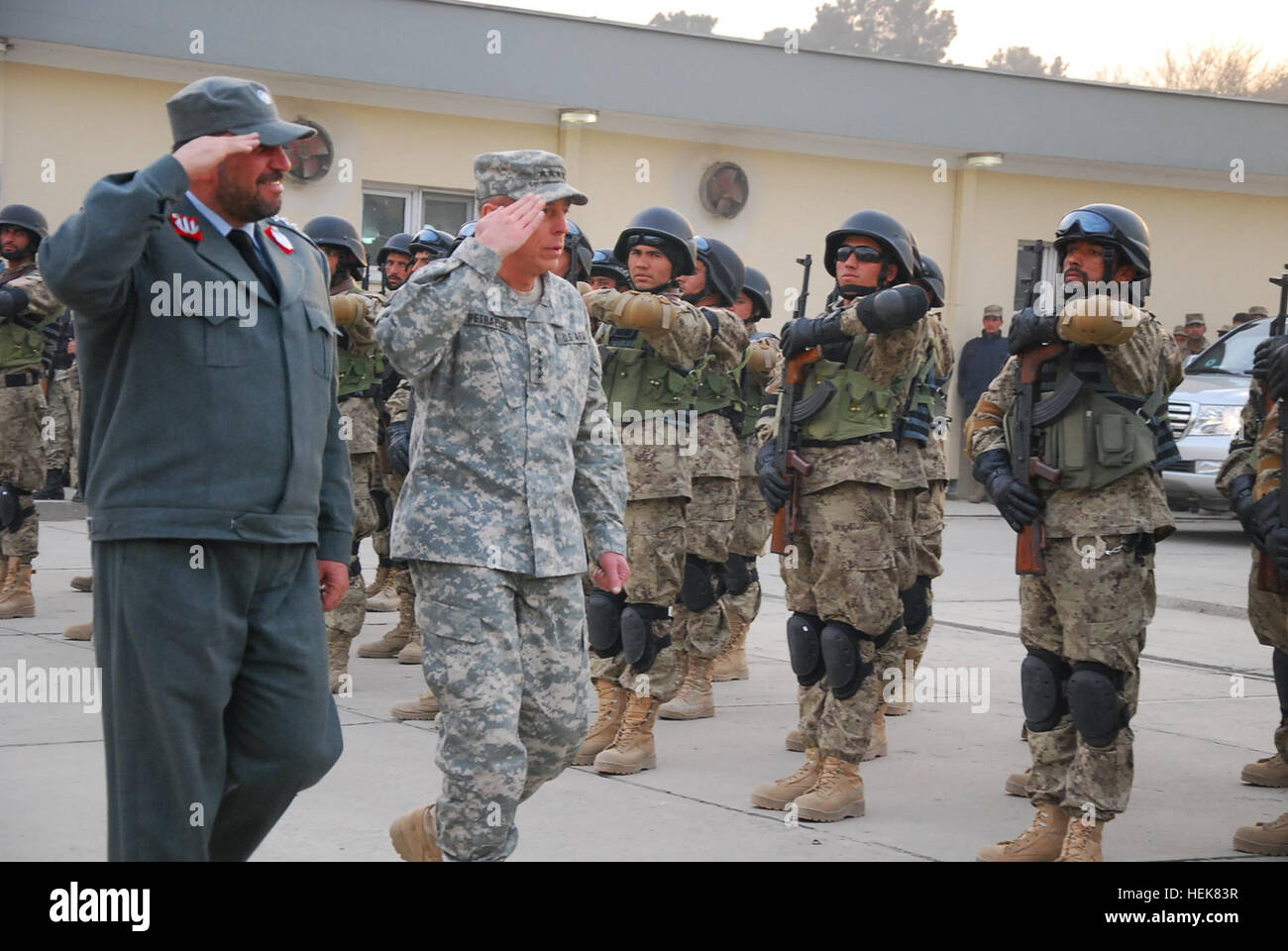 Le 14 décembre, le Général David Petraeus, commandant de la FIAS et Commandant USFOR-A, visité l'Afghan National Civil Order Police (ANCOP) siège à Kaboul, Afghanistan. ANCOP dirigeants avaient tout juste de conclure une journée 3 Séminaire sur le leadership. Le Général Petraeus a annoncé aux membres de l'ANCOP qu'ils sont un exemple de 'ce qui est considéré comme correct." Les forces du Columbus 9 000 stand strong et représente l'honneur de l'Afghanistan.' Les membres du Columbus sont les plus instruits, mieux formés et plus déployées police afghane. Selon le Général Petraeus, 'ANCOP est un pilier essentiel dans la FSNA Il fournit des capaci Banque D'Images