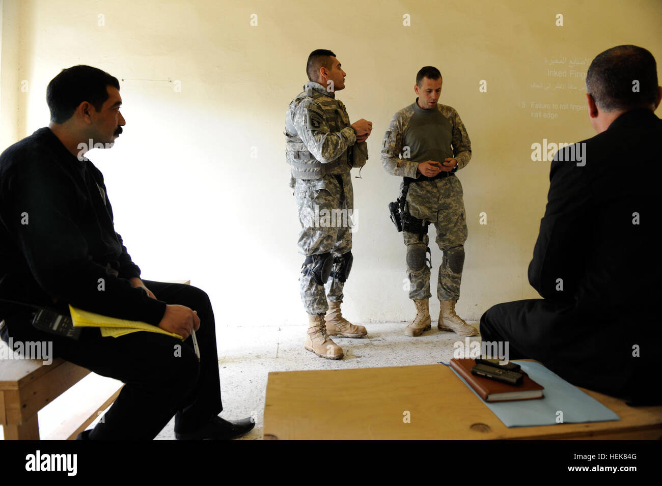 Le sergent de l'armée américaine. James Vacher de Enid, Oklahoma, du 3e peloton, Compagnie de la Police militaire de la 512th, 92e Bataillon de la Police militaire, 4e Brigade, d'amélioration de manoeuvre 1re Division d'infanterie donne un cours à la station de police de Niia, province de Diyala, l'Iraq, le 14 décembre. Les soldats de l'armée américaine de la Compagnie de Police militaire mené 512th crime scene investigation classes pour policiers iraquiens à Niia Poste de police. Cours de CSI 351675 Banque D'Images