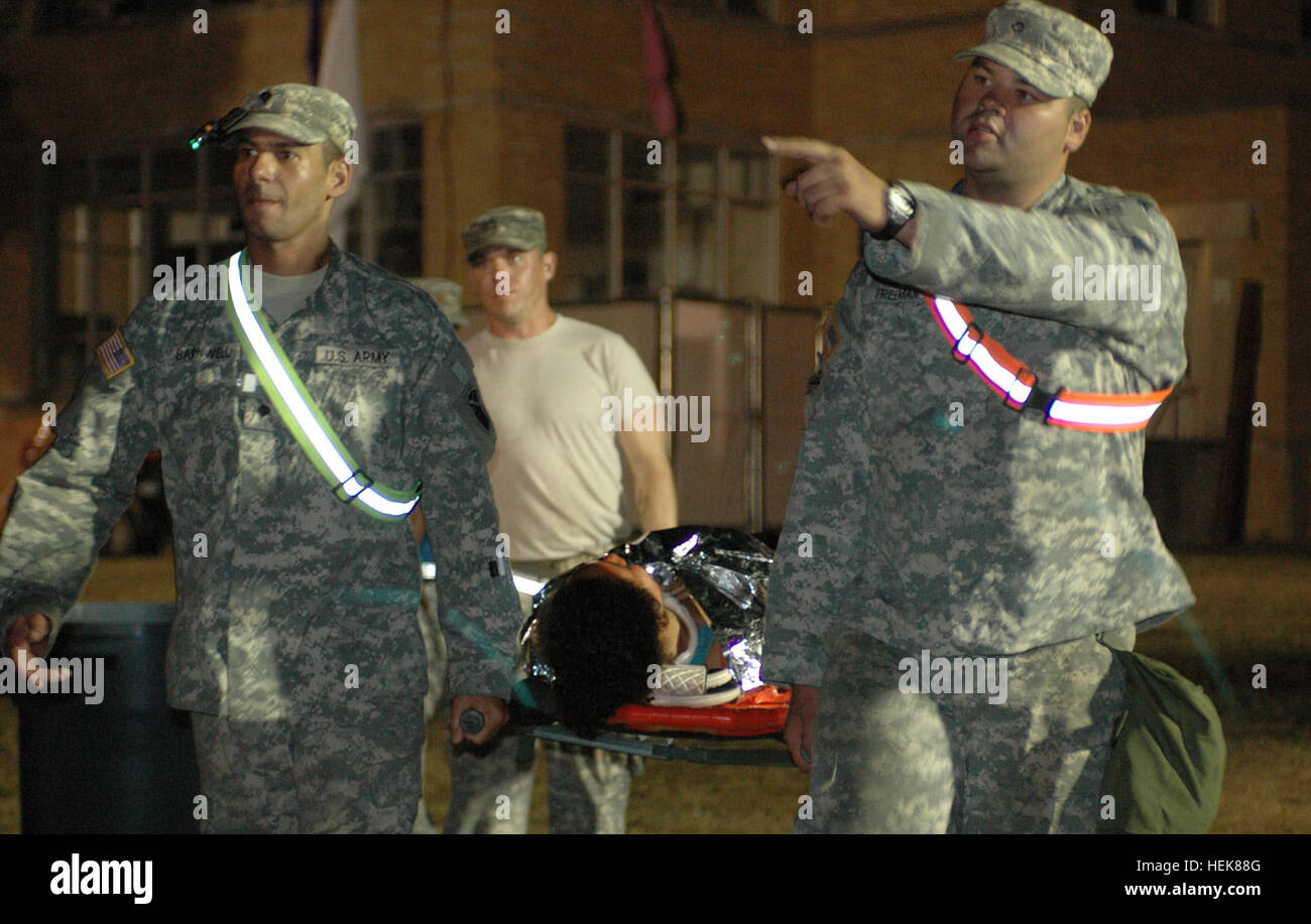 Les soldats de la 128e Compagnie médicale, Alabama Army National Guard, participer à l'exercice 13 Réponse dynamique qui prépare les soldats de répondre à un incident chimique, biologique, radiologique, une attaque nucléaire. Les soldats se préparent à mettre un civil blessé sur un transport médical. Les opérations de nuit au cours de VR13 643947 Banque D'Images