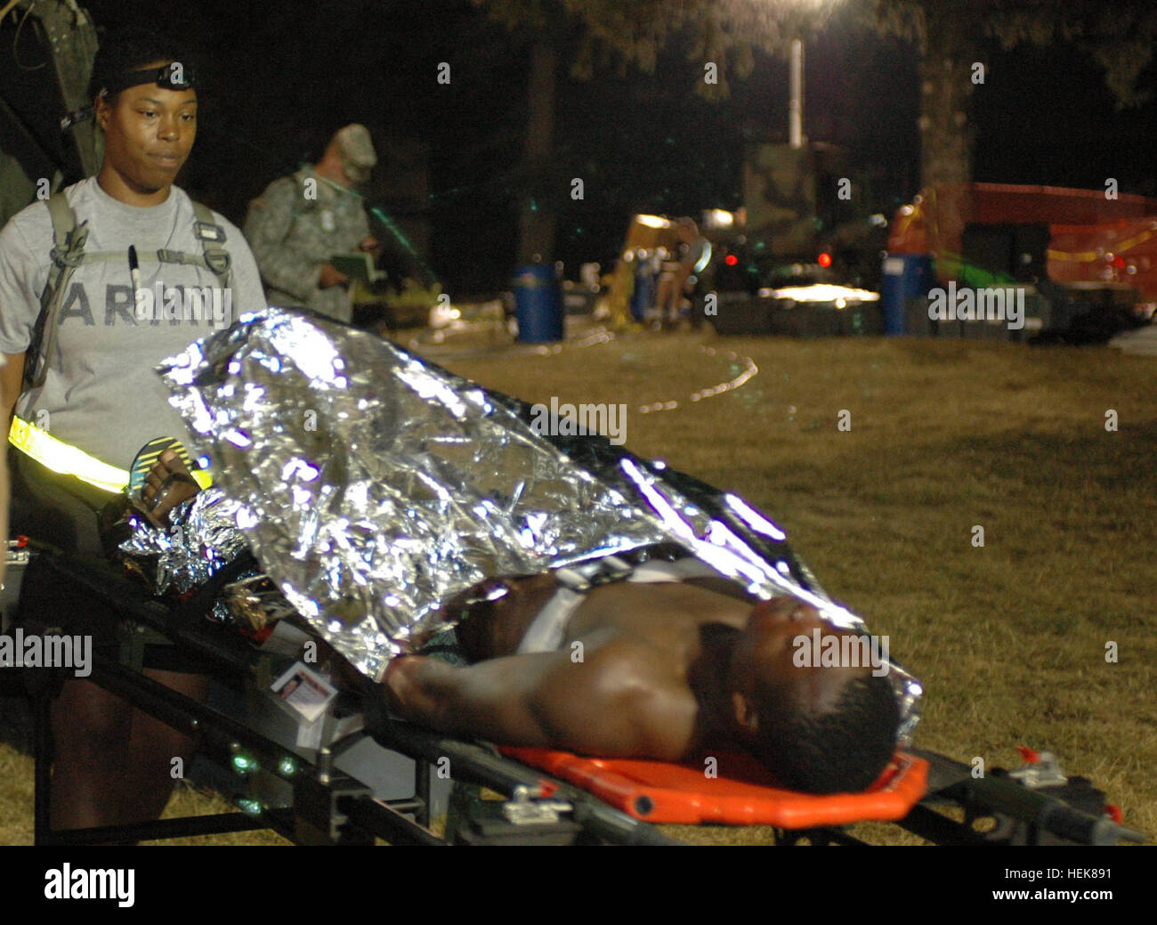 Les soldats de la 128e Compagnie médicale, de l'Alabama Army National Guard, participer à l'exercice 13 Réponse dynamique qui prépare les soldats de répondre à un incident chimique, biologique, radiologique, une attaque nucléaire. Le soldat est porteur d'un civil blessé sur une civière pour attendre le transport médical. Les opérations de nuit au cours de l'exercice 643943 VR13 Banque D'Images