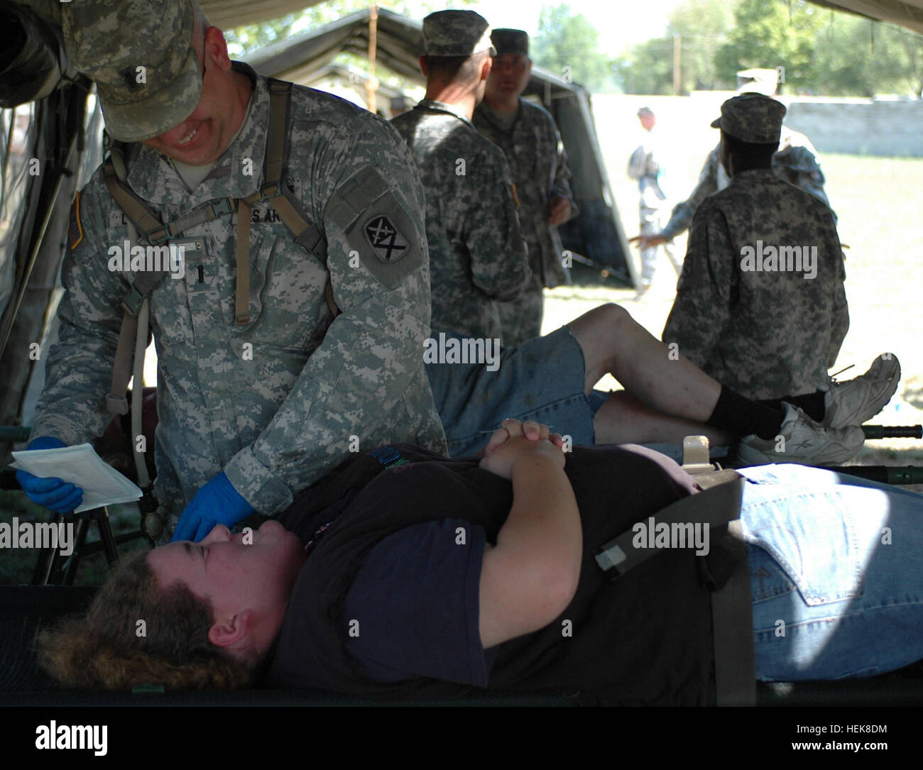 Un médecin assistant à partir de la 167e commande Soutien Théâtre, Alabama Army National Guard, le sida un civil blessé à un centre de secours au cours de la réponse dynamique de l'exercice 13. La réponse dynamique de l'exercice militaire 13 prépare une intervention spécialisée chargée d'aider les autorités locales à sauver des vies et soulager la souffrance à la suite d'un incident chimique, biologique, radiologique ou nucléaire. Soins médicaux pendant VR13 643968 Banque D'Images