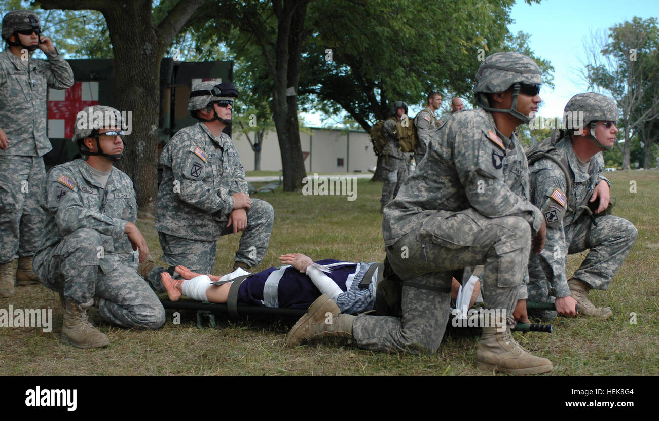 Les soldats de la 129e Compagnie médicale, Alabama Army National Guard, préparation à l'exécution d'un civil blessé à un hélicoptère pour une évacuation médicale après avoir tiré d'un immeuble rempli de fumée au cours de la réponse dynamique de l'exercice 13. La réponse dynamique de l'exercice militaire 13 prépare une intervention spécialisée chargée d'aider les autorités locales à sauver des vies et soulager la souffrance à la suite d'un incident chimique, biologique, radiologique ou nucléaire. Les évacuations sanitaires au cours de VR13 643964 Banque D'Images