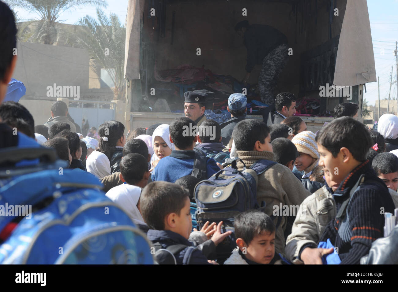 Les enfants de l'école iraquienne attend pour recevoir des sacs de livre dans Ar Ramadi, l'Iraq, le 13 janvier. Des soldats américains avec la compagnie Delta, 3e Bataillon, 15e Régiment d'infanterie, 4e Brigade d'aider et de conseiller, 3ème Division d'infanterie matériaux livrés pour une mission d'aide humanitaire à l'appui de l'opération nouvelle aube. L'aide humanitaire Ramadi 367364 Banque D'Images