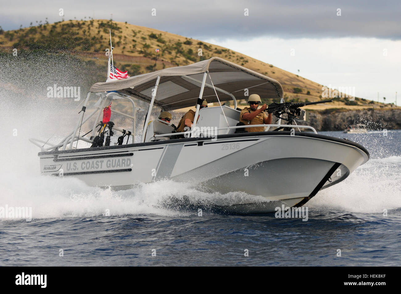 GUANTANAMO BAY, Cuba - Garde côtière des États-Unis pour la sécurité maritime et l'équipe de sécurité (TDDSM) patrouilles 91114 la côte de la Baie de Guantanamo, le 14 janvier. 91114 de la TDDSM fournit des anti-terrorisme maritime et de la protection de la force opérationnelle interarmées de Guantanamo. JTF Guantanamo fournit sûr, humain, juridique et transparent le soin et la garde des détenus, y compris ceux qui ont été condamnés par une commission militaire et ceux commandés libéré par un tribunal. La foi mène des activités de collecte, d'analyse et de diffusion pour la protection des détenus et du personnel travaillant dans les installations de Guantanamo de la foi et à l'appui de la guerre contre le terr Banque D'Images