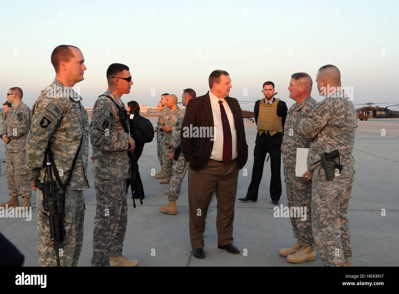 Le sénateur américain Jon Tester, D-Mont., (quatrième à partir de la droite) visite à l'armée des soldats de la Garde nationale du Montana 1er Bataillon interarmes, 163e Régiment d'infanterie, 224e Brigade, 103e soutien soutien expéditionnaire (Commande) janv. 19 Victoire au complexe de base à Bagdad. Rencontre avec Sen. testeur sont (au premier plan, de gauche à droite) Le Sgt. Jonathan Simons, avec la 1ère CABINE, 163ème Inf. Regt., et un Stevensville, Mont., les autochtones ; Sgt. Robert Gilham, avec le 86e Hôpital de soutien au combat, et un Billings, au Montana, les autochtones ; le Lieutenant-colonel Theodore Hull, commandant de la 1ère CABINE, 163ème Inf. Regt. et une Helena, au Montana, nat Banque D'Images