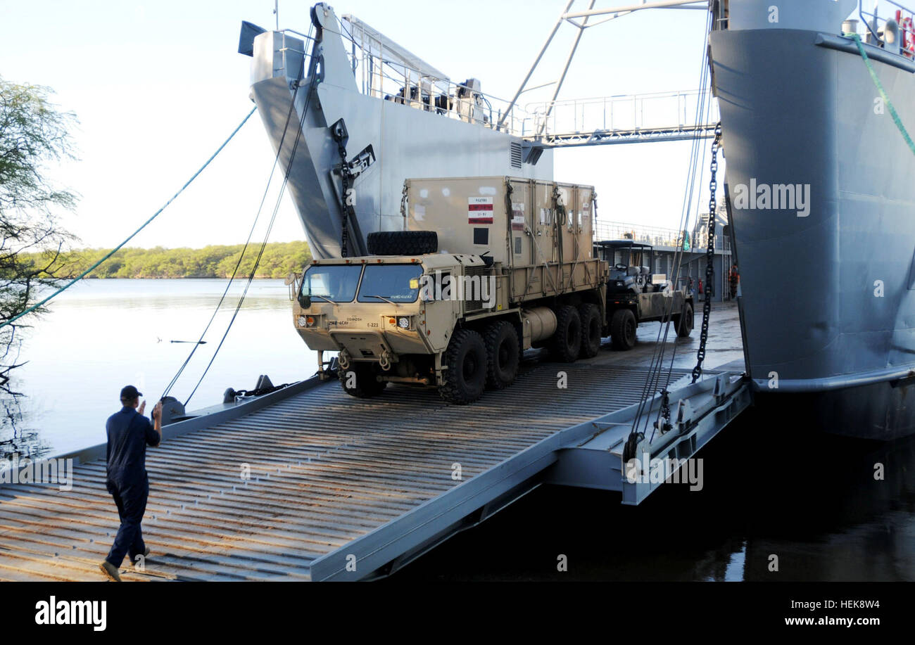 Le s.. Eric Lehman, manœuvrier, affecté à la 163e Détachement de transport de masse, une lourde guides Mobilité élargie sur un camion tactique de l'armée américaine bateau de soutien logistique au Port de Waipio, le 26 janvier. La 25e Brigade d'aviation de combat livré l'équipement et des véhicules pour le secteur d'entraînement de Pohakuloa, sur la grande île d'Hawaï, de procéder à la formation avant le déploiement. (Photo par le Sgt. Karl Williams | 25e Brigade d'aviation de combat de la cabine Affaires publiques) tête à Big Island pour l'entraînement à 362436 pesetas Banque D'Images