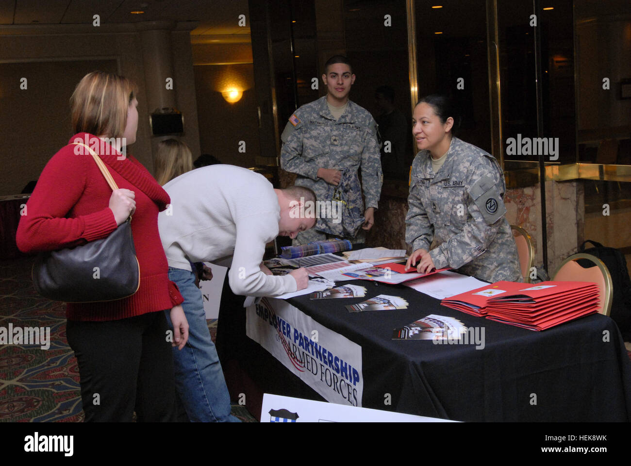 Sfc. Doris Urbina (droite) inprocesses une famille à la réinsertion du ruban jaune qui a eu lieu au Trump Plaza d'Atlantic City, New Jersey. Le ruban jaune de la réinsertion événement était organisé par le 99e Commandement du soutien régional, dont le siège est à Joint Base McGuire-Dix-Lakehurst. Le programme se compose de sept événements qui ont lieu à des intervalles avant et après la mobilisation, qui donne les soldats et les membres de la famille de l'information, des conseils, des compétences et des techniques pour les déploiements à venir et re-déploiement. Pour plus d'informations sur le programme du ruban jaune veuillez consulter http://www.ar Banque D'Images