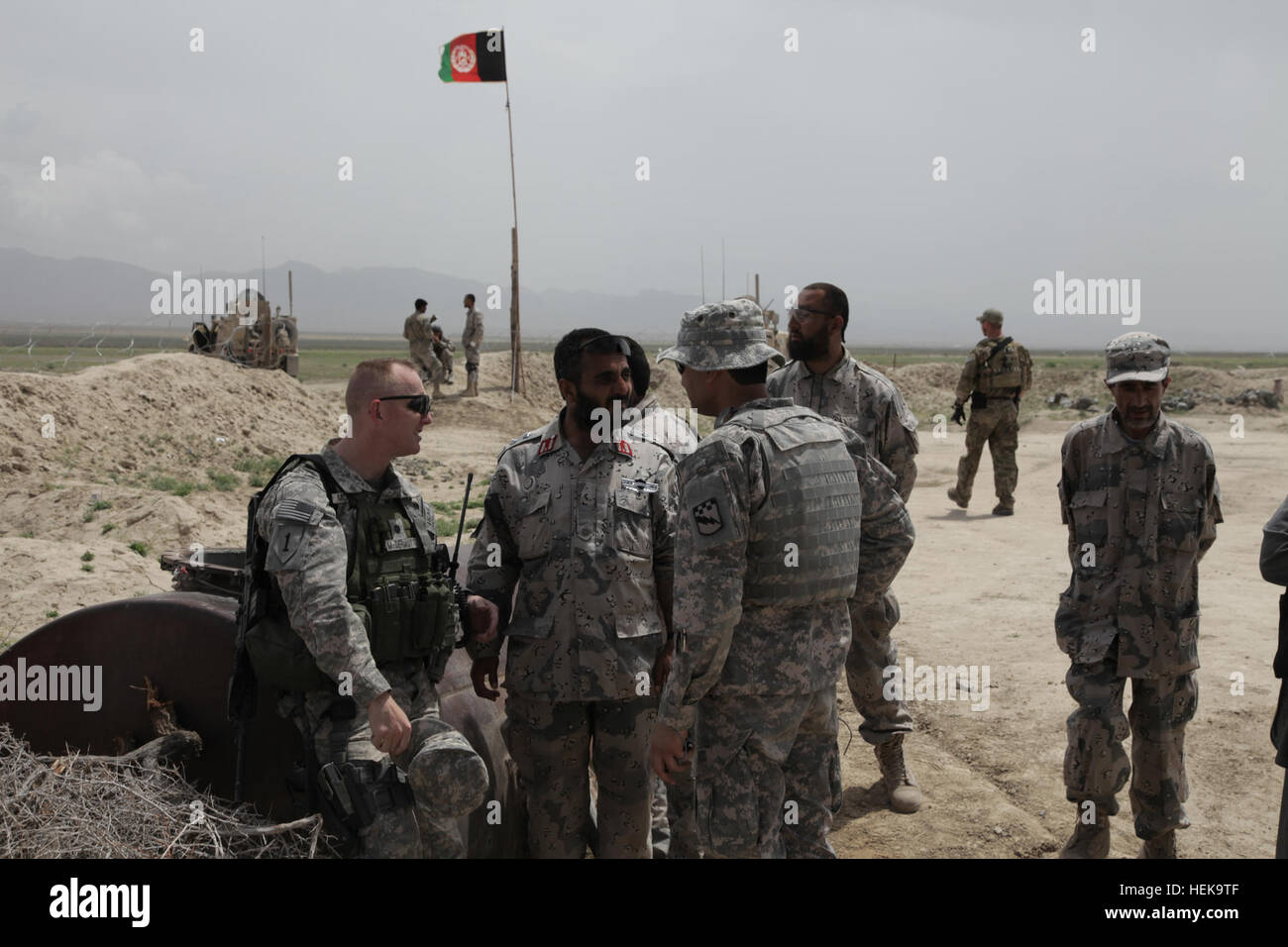 Le Lieutenant-colonel de l'ARMÉE AMÉRICAINE Michael McDermott, commandant, 3ème zone, police des frontières, les forces de l'équipe consultative, centre, parler à lieutenant-colonel afghan Gholan Rasoul, officier des opérations, Zone 3ème police des frontières au cours de l'opération Lara dans le Pranistal Shorabak District, province de Kandahar, Afghanistan, 12 avril 2011, l'exploitation Lara Pranistal est une opération conjointe pour effacer l'itinéraire entre le district de Spin Boldak et Shoraback de tout les engins explosifs ou dangers route de rétablir le terrain des lignes de communication. Pranistal Lara opération 110412-A-WA427-118 Banque D'Images