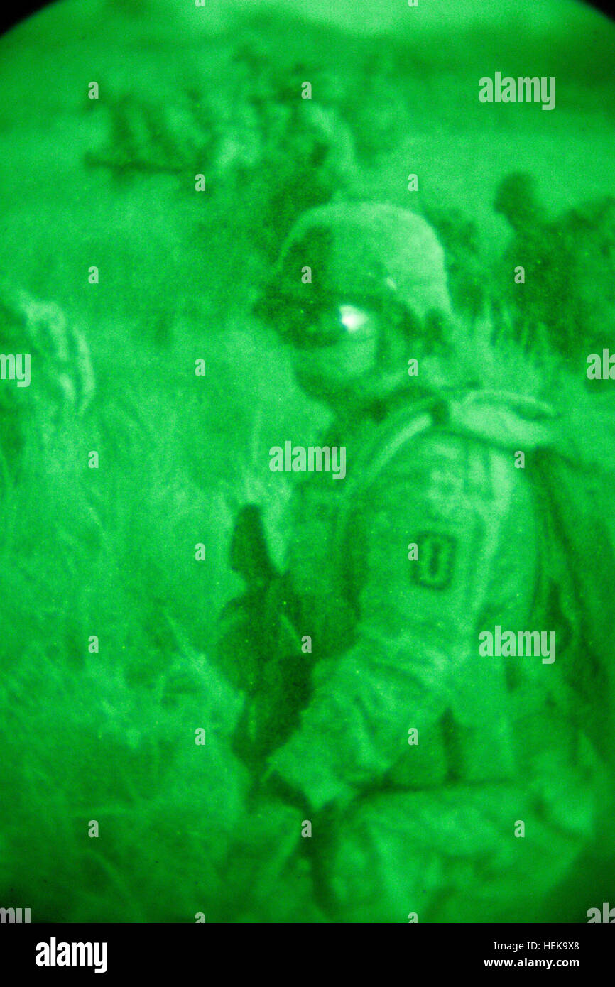 Soldat de l'Armée américaine affecté à la Compagnie Charlie, 2e Bataillon, 502e Régiment d'infanterie, 101ème Division d'infanterie de parachutistes, repéré le périmètre pour les forces des Taliban après la sortie d'un hélicoptère CH-47 Chinook sur Char Shaka, l'Afghanistan, le 27 avril 2011. L'objectif est de perturber les soldats et à décourager les opérations de l'ennemi. (Photo par : SPC. Jacob Warren) Raid Cordon Recherche dans l'omble chevalier Shaka 110427-A-RU334-007 Banque D'Images